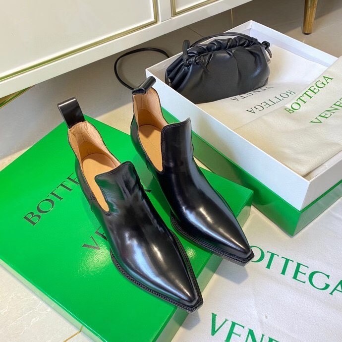 bo*te*ga Ve*ne*ta bv lean ankle boots in black calfskin