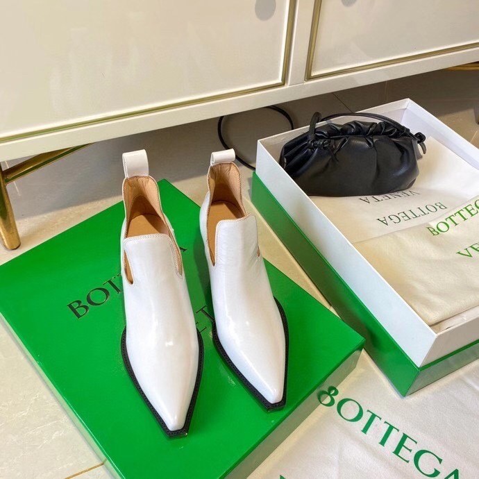 bo*te*ga Ve*ne*ta bv lean ankle boots in white calfskin