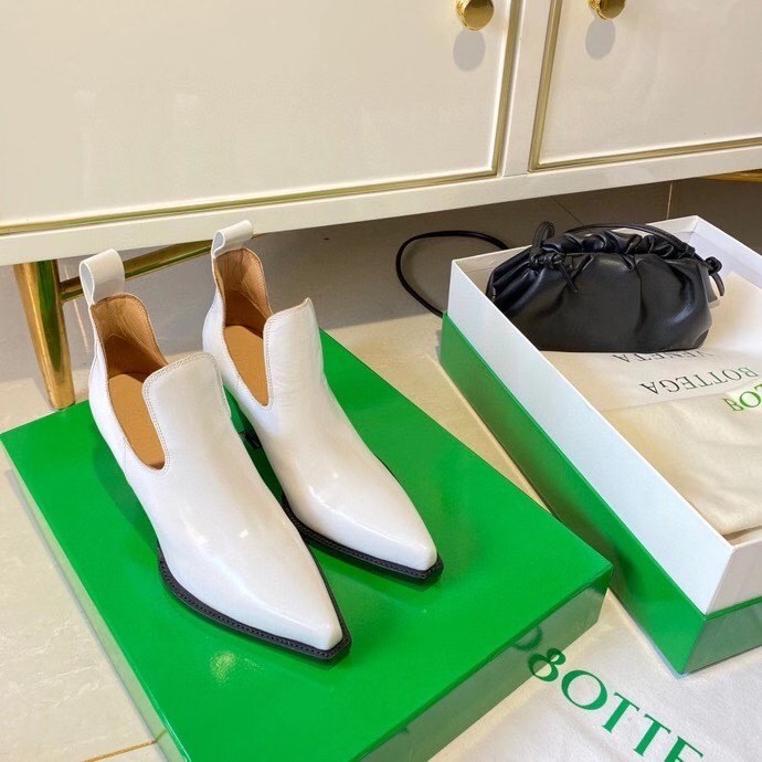 bo*te*ga Ve*ne*ta bv lean ankle boots in white calfskin