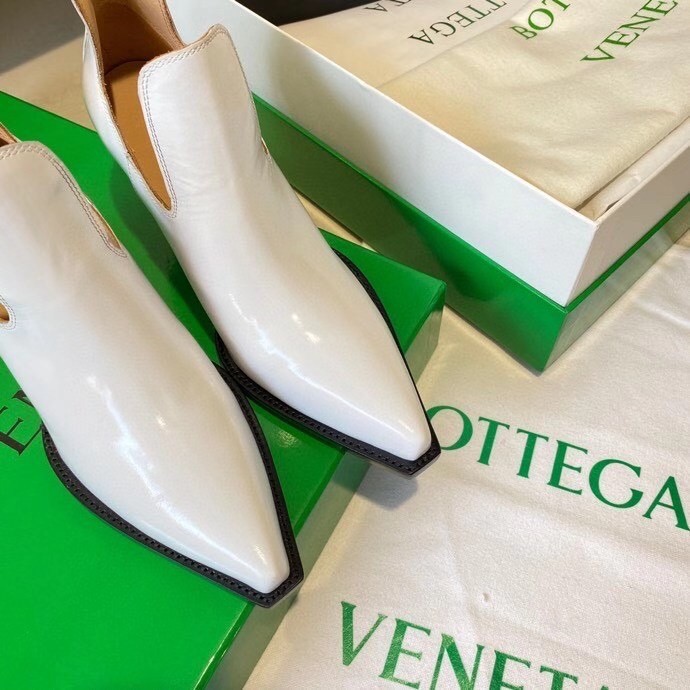 bo*te*ga Ve*ne*ta bv lean ankle boots in white calfskin
