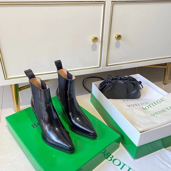 bo*te*ga Ve*ne*ta bv lean chelsea boots in black calfskin