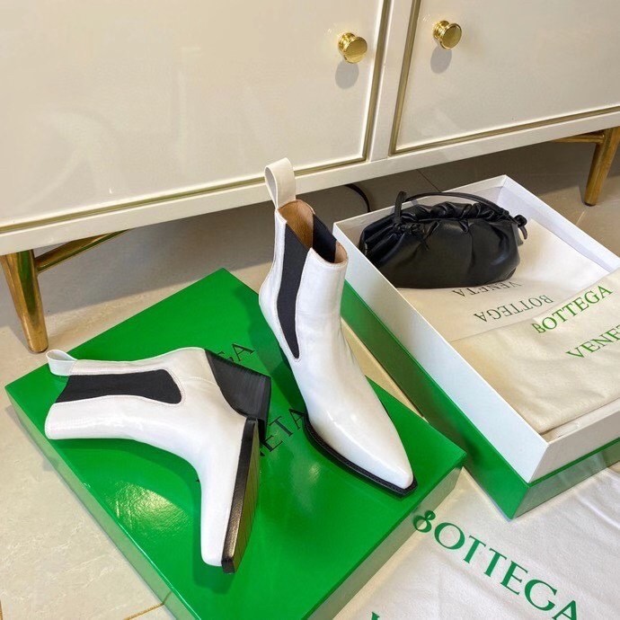 bo*te*ga Ve*ne*ta bv lean chelsea boots in white calfskin
