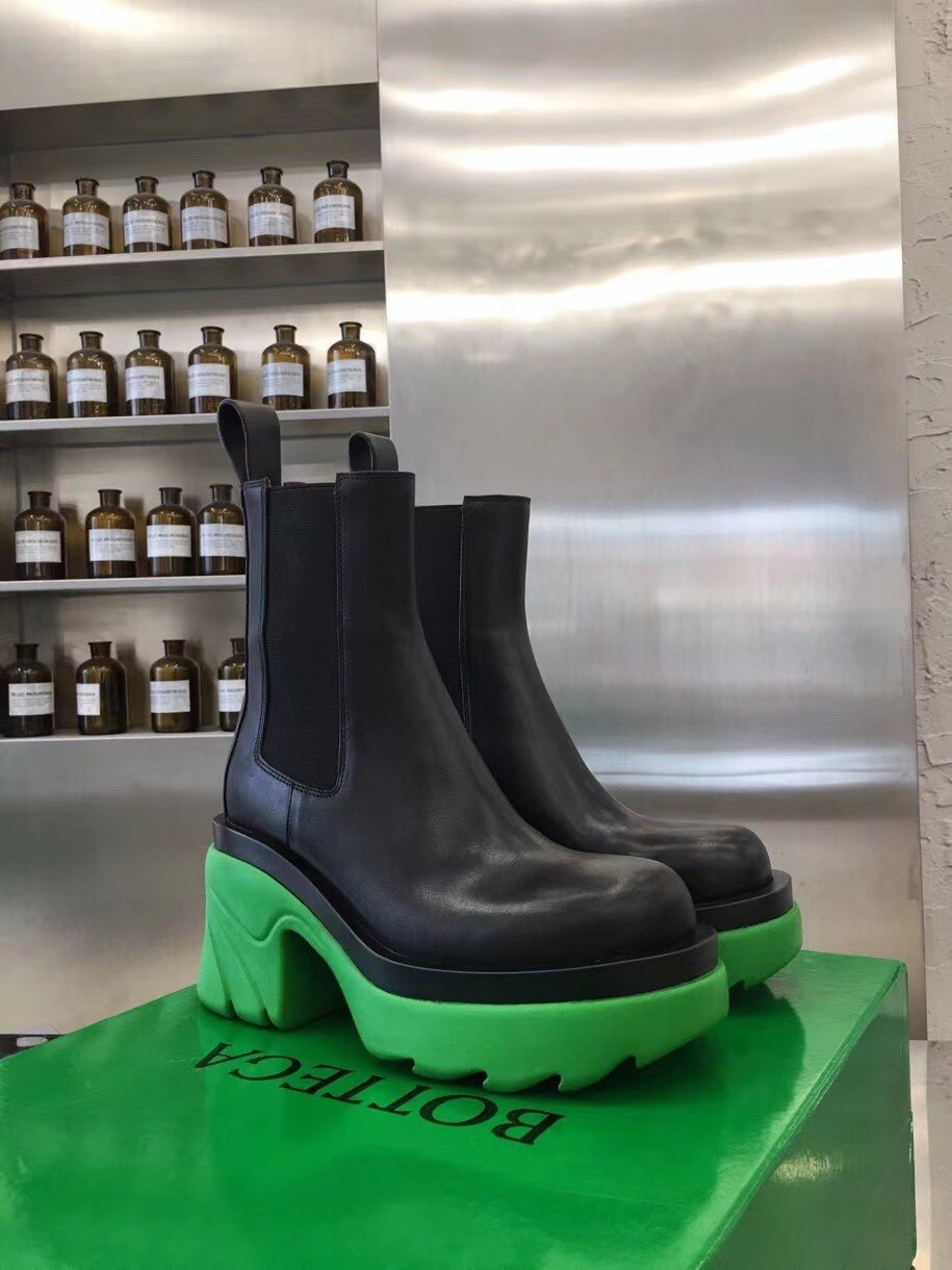 bo*te*ga Ve*ne*ta flash chelsea boots with green outsole