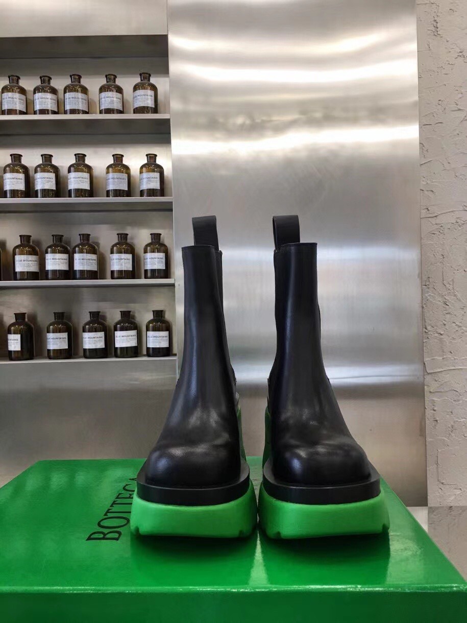 bo*te*ga Ve*ne*ta flash chelsea boots with green outsole