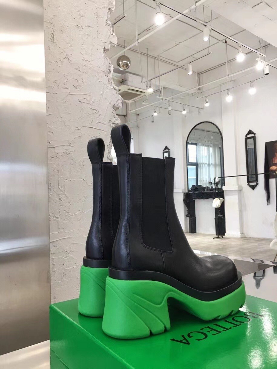 bo*te*ga Ve*ne*ta flash chelsea boots with green outsole