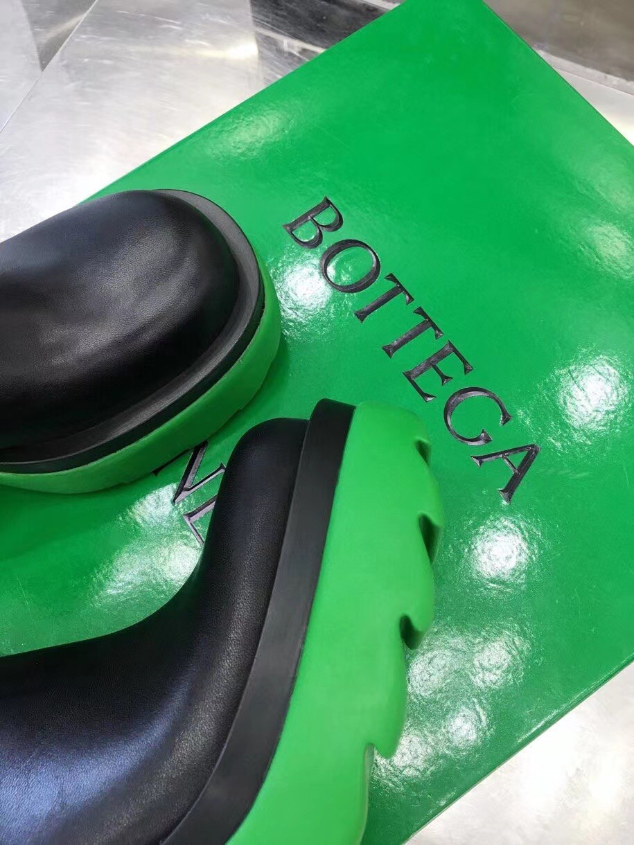 bo*te*ga Ve*ne*ta flash chelsea boots with green outsole