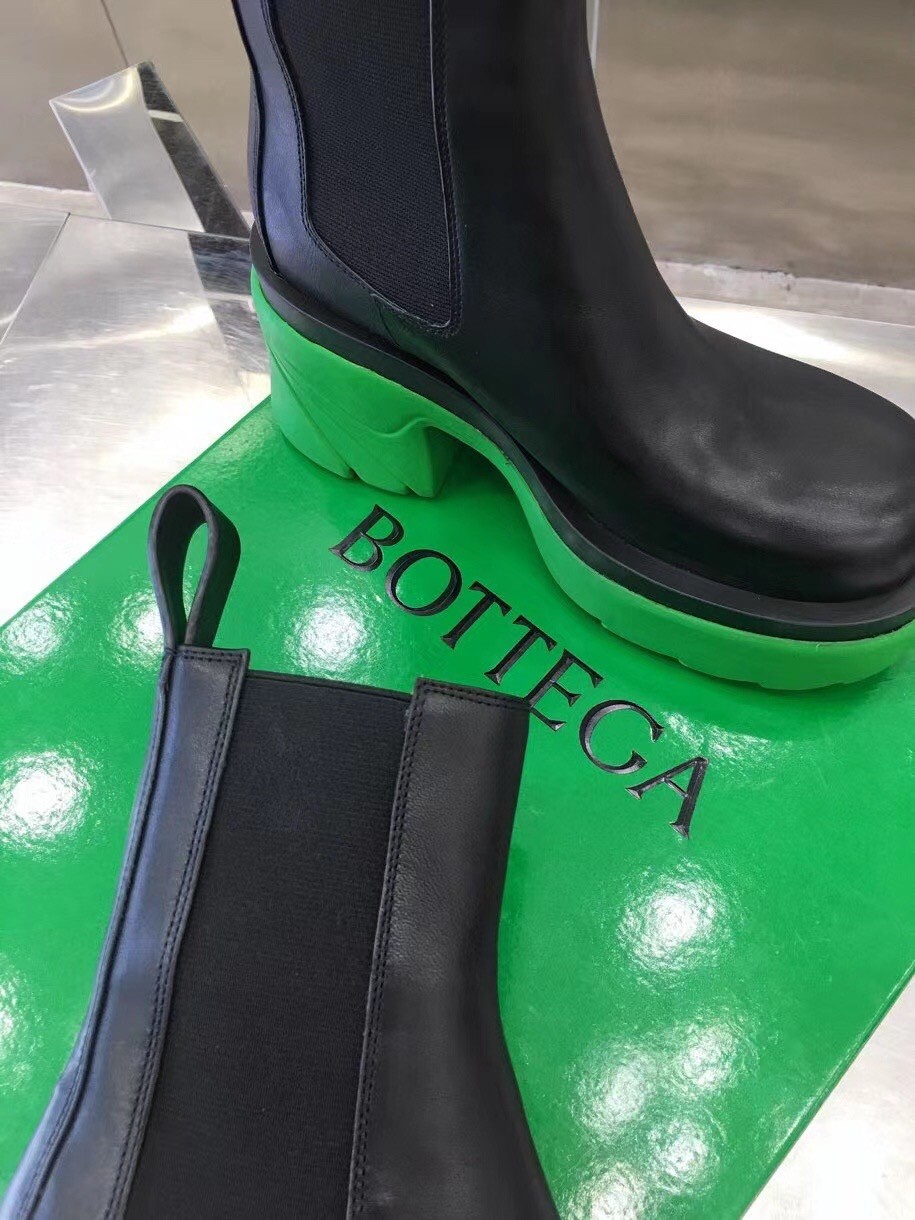 bo*te*ga Ve*ne*ta flash chelsea boots with green outsole