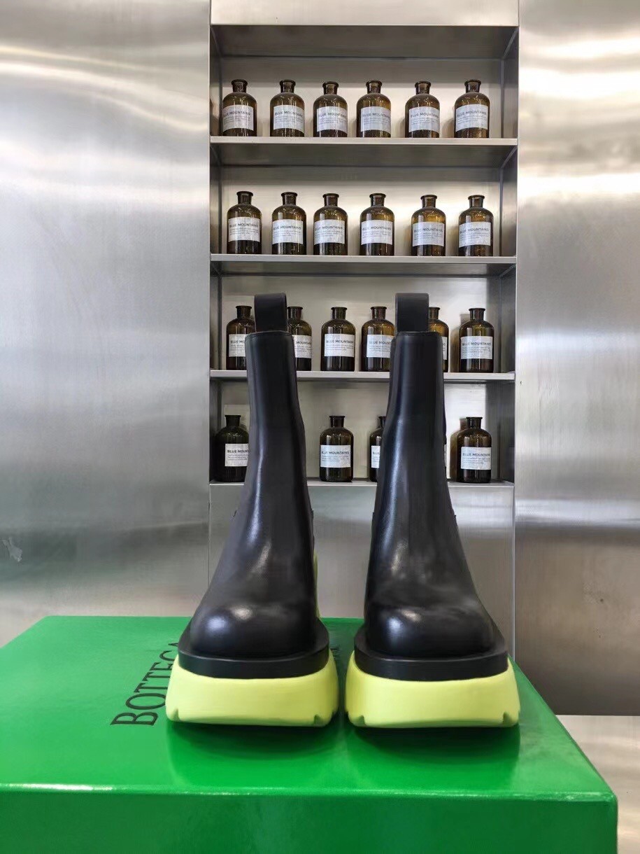 bo*te*ga Ve*ne*ta flash chelsea boots with yellow outsole
