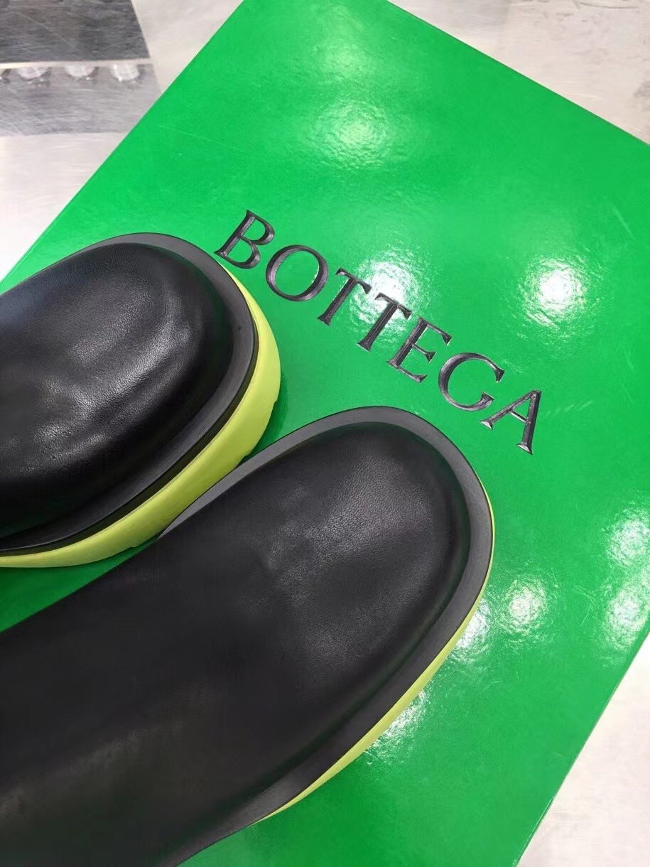 bo*te*ga Ve*ne*ta flash chelsea boots with yellow outsole