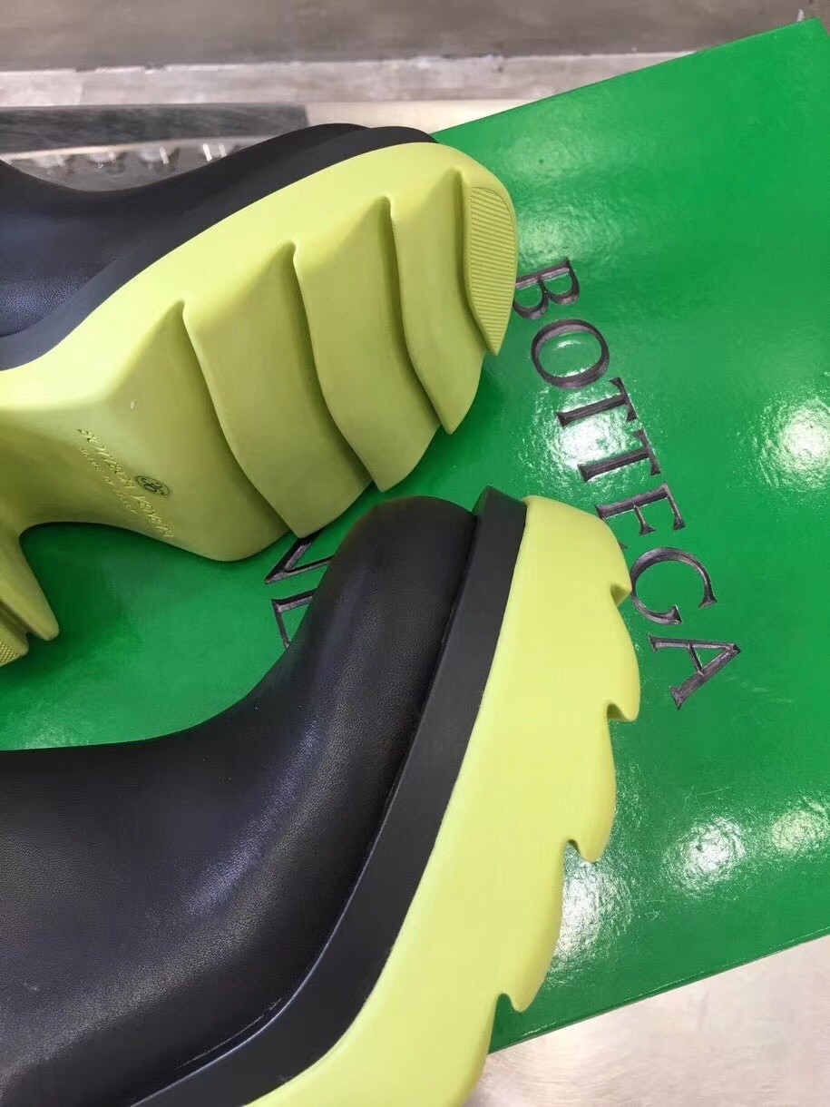 bo*te*ga Ve*ne*ta flash chelsea boots with yellow outsole