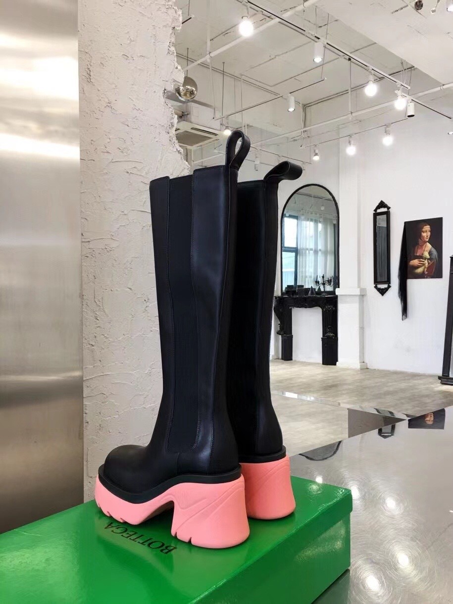 bo*te*ga Ve*ne*ta flash knee-high boots with pink outsole