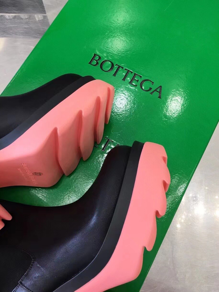 bo*te*ga Ve*ne*ta flash knee-high boots with pink outsole