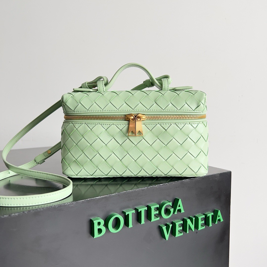 bo*te*ga Ve*ne*ta bang bang vanity case in mint intrecciato leather