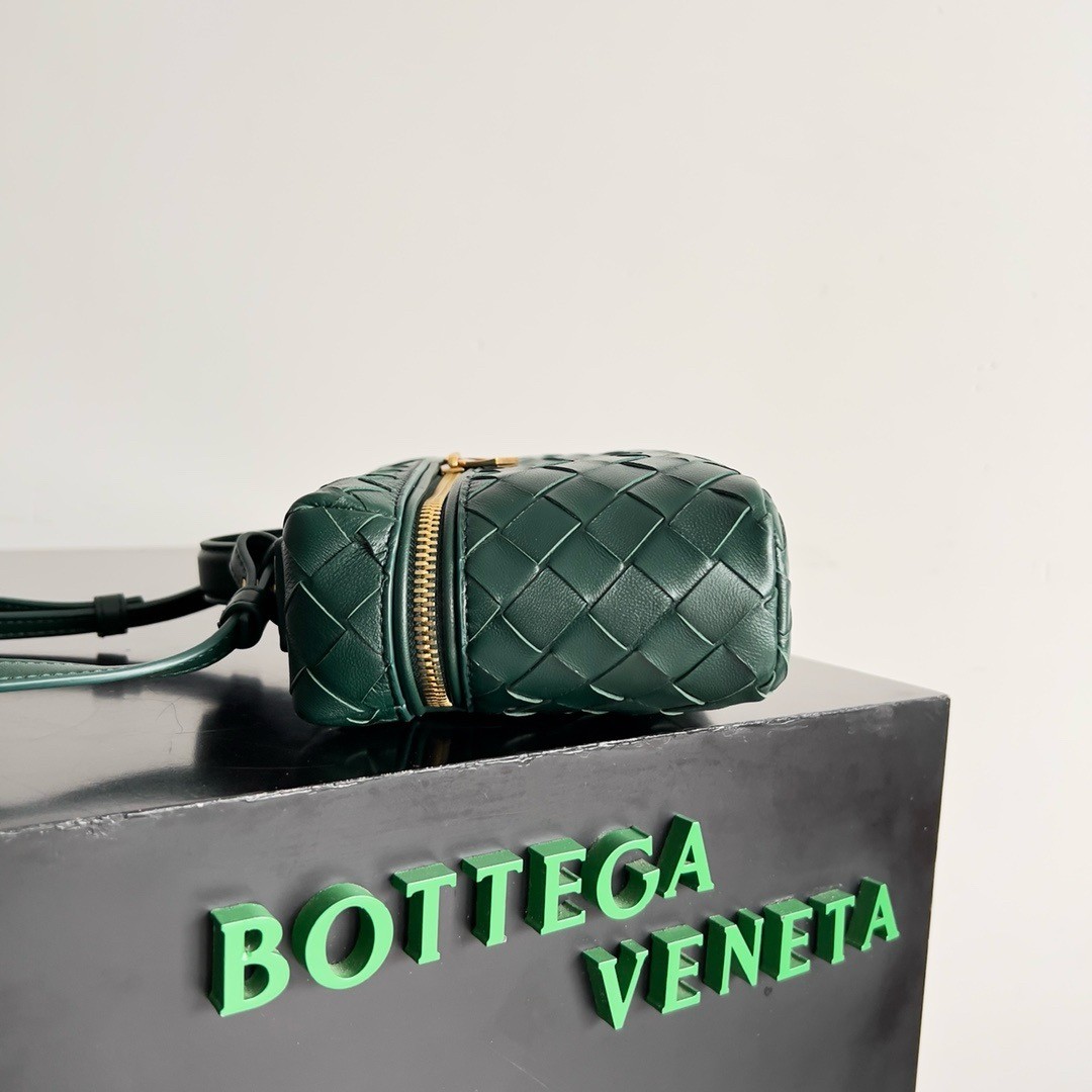 bo*te*ga Ve*ne*ta bang bang vanity case in green intrecciato leather
