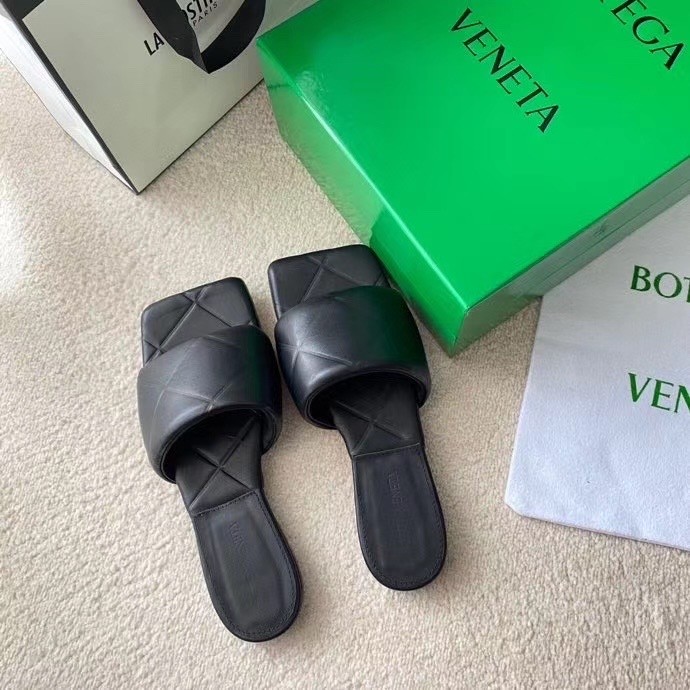 bo*te*ga Ve*ne*ta rubber lido slides in black lambskin
