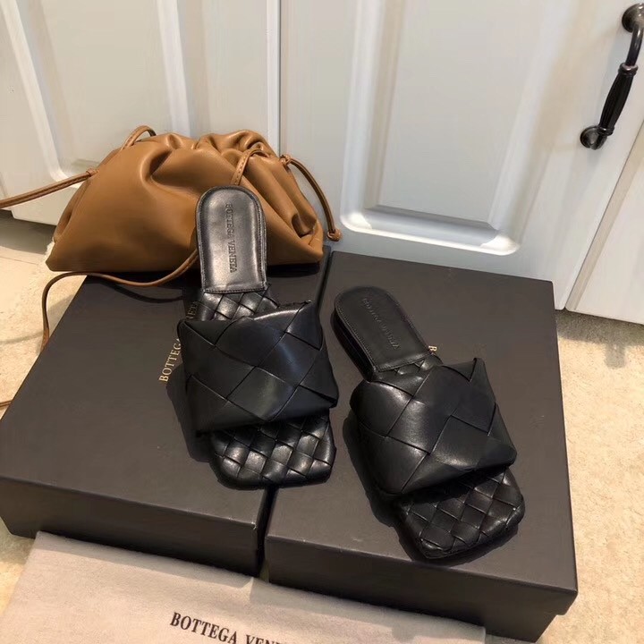bo*te*ga Ve*ne*ta lido slides in black intreccio lambskin