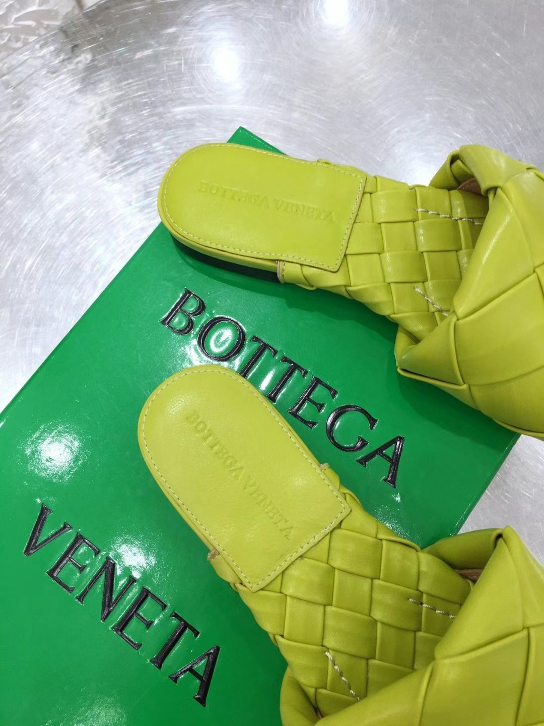 bo*te*ga Ve*ne*ta lido slides in kiwi intreccio lambskin