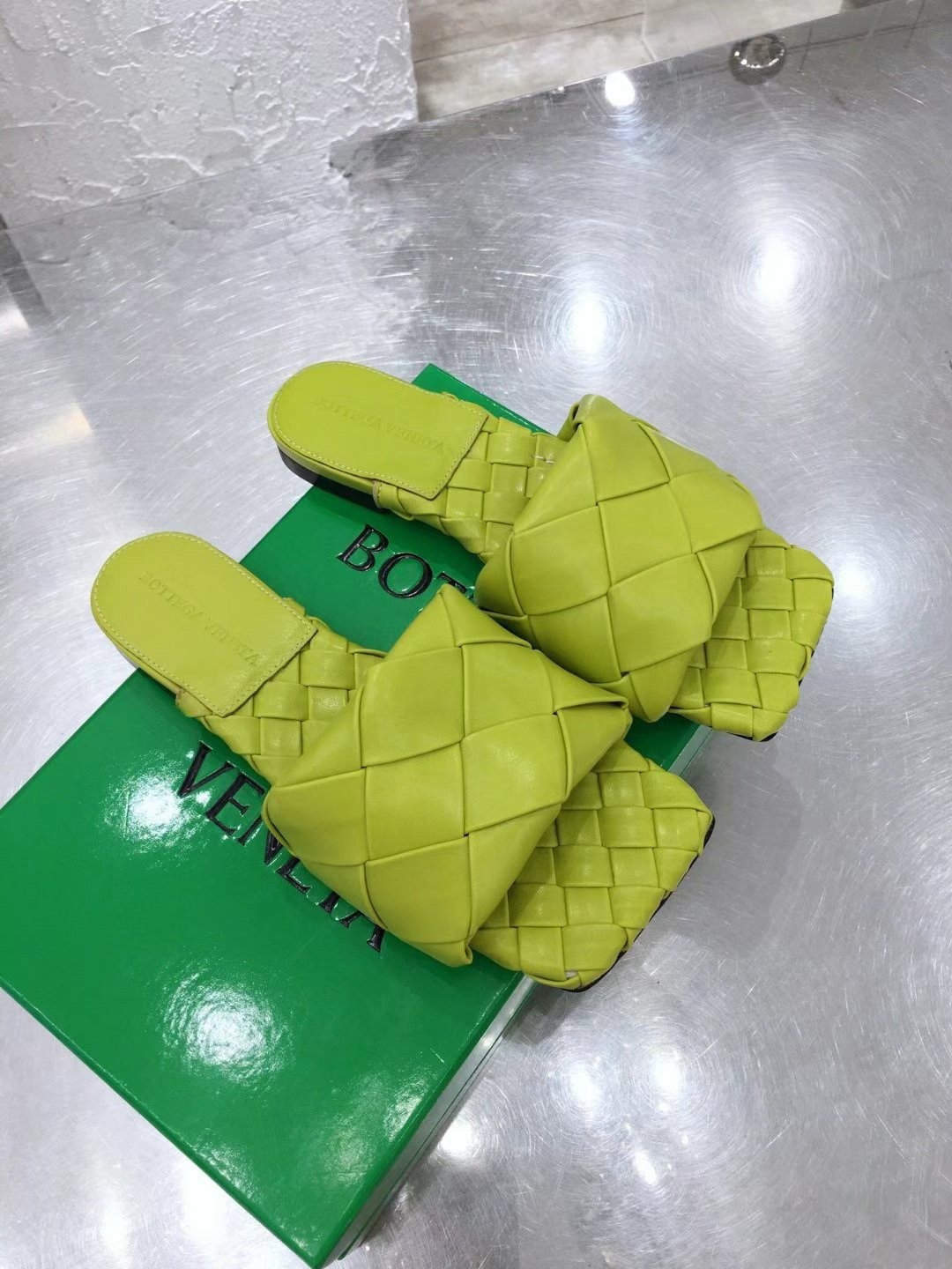 bo*te*ga Ve*ne*ta lido slides in kiwi intreccio lambskin