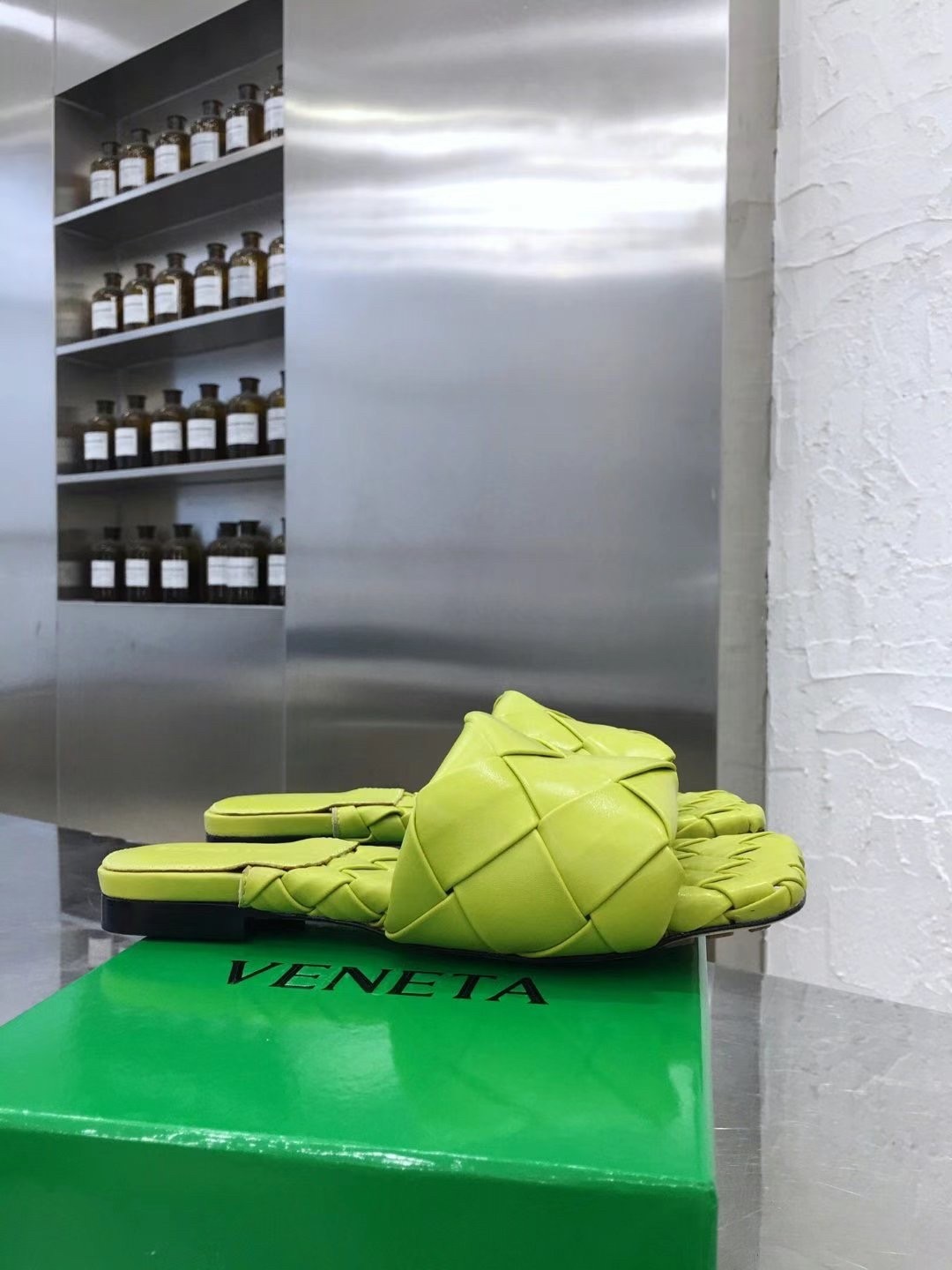 bo*te*ga Ve*ne*ta lido slides in kiwi intreccio lambskin