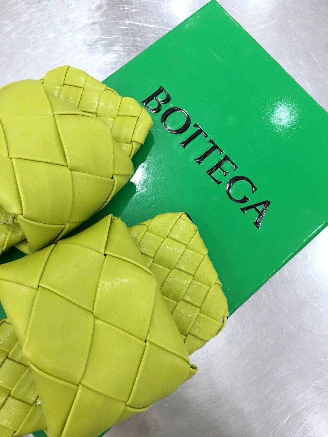 bo*te*ga Ve*ne*ta lido slides in kiwi intreccio lambskin