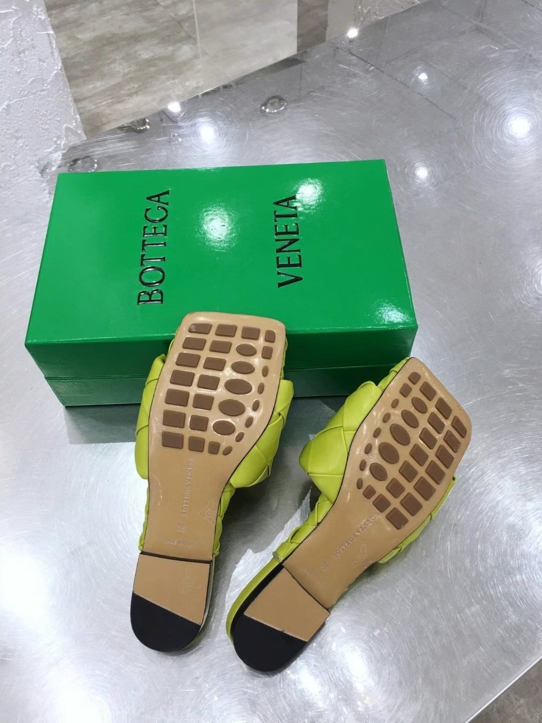 bo*te*ga Ve*ne*ta lido slides in kiwi intreccio lambskin