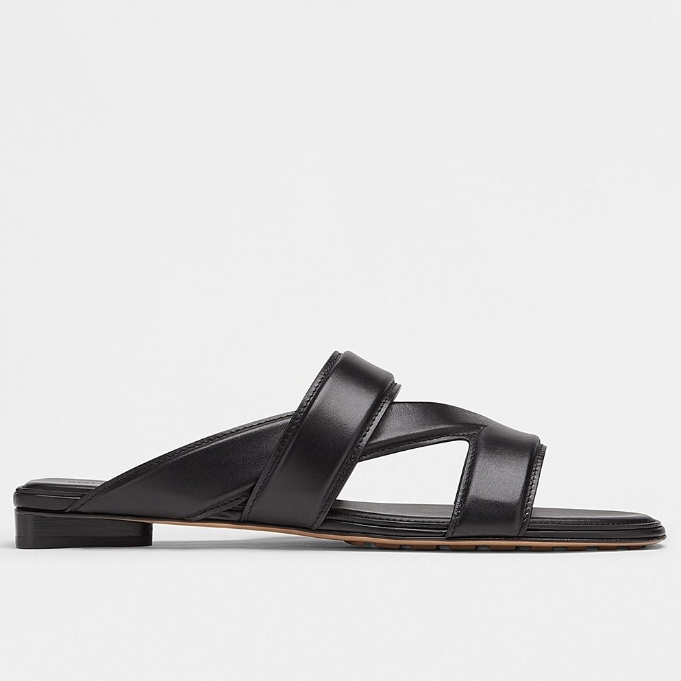 bo*te*ga Ve*ne*ta band slides in black lambskin