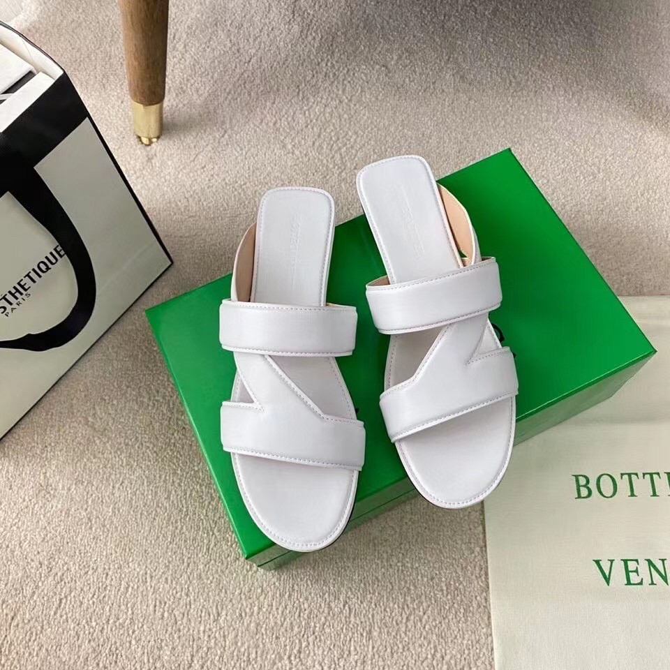 bo*te*ga Ve*ne*ta band slides in white lambskin