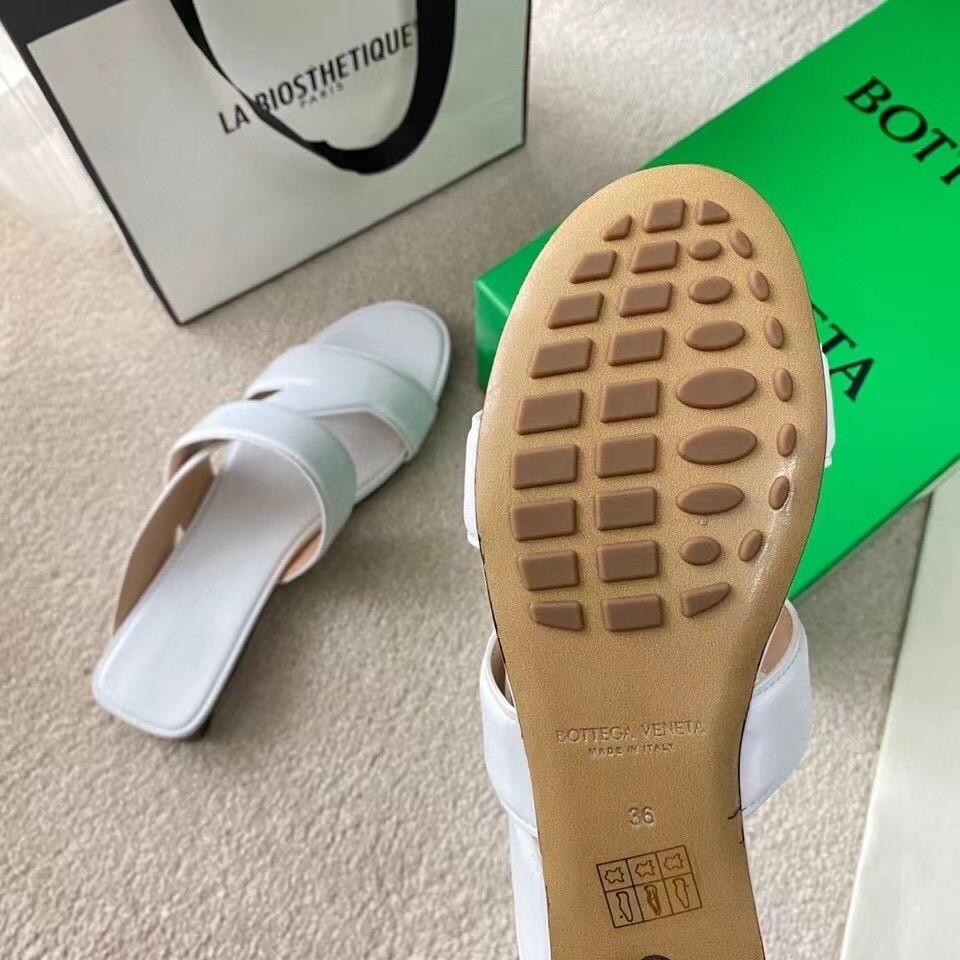 bo*te*ga Ve*ne*ta band slides in white lambskin