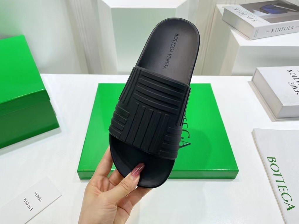 bo*te*ga Ve*ne*ta slider sildes in black rubber