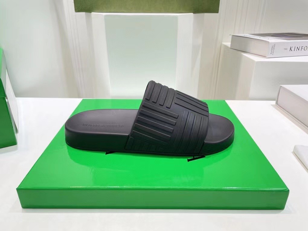 bo*te*ga Ve*ne*ta slider sildes in black rubber
