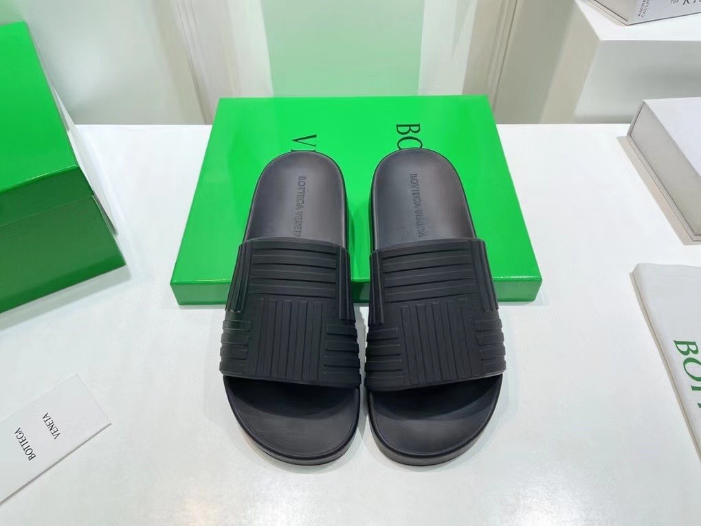 bo*te*ga Ve*ne*ta slider sildes in black rubber