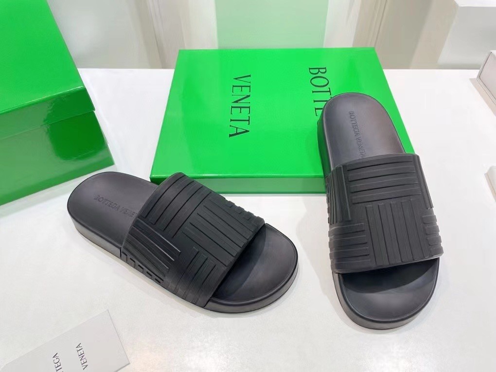 bo*te*ga Ve*ne*ta slider sildes in black rubber