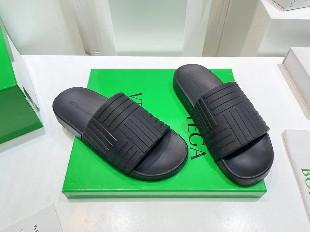 bo*te*ga Ve*ne*ta slider sildes in black rubber