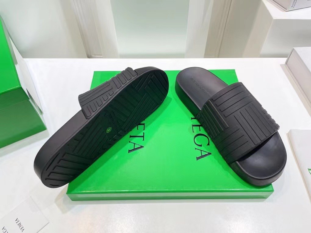 bo*te*ga Ve*ne*ta slider sildes in black rubber