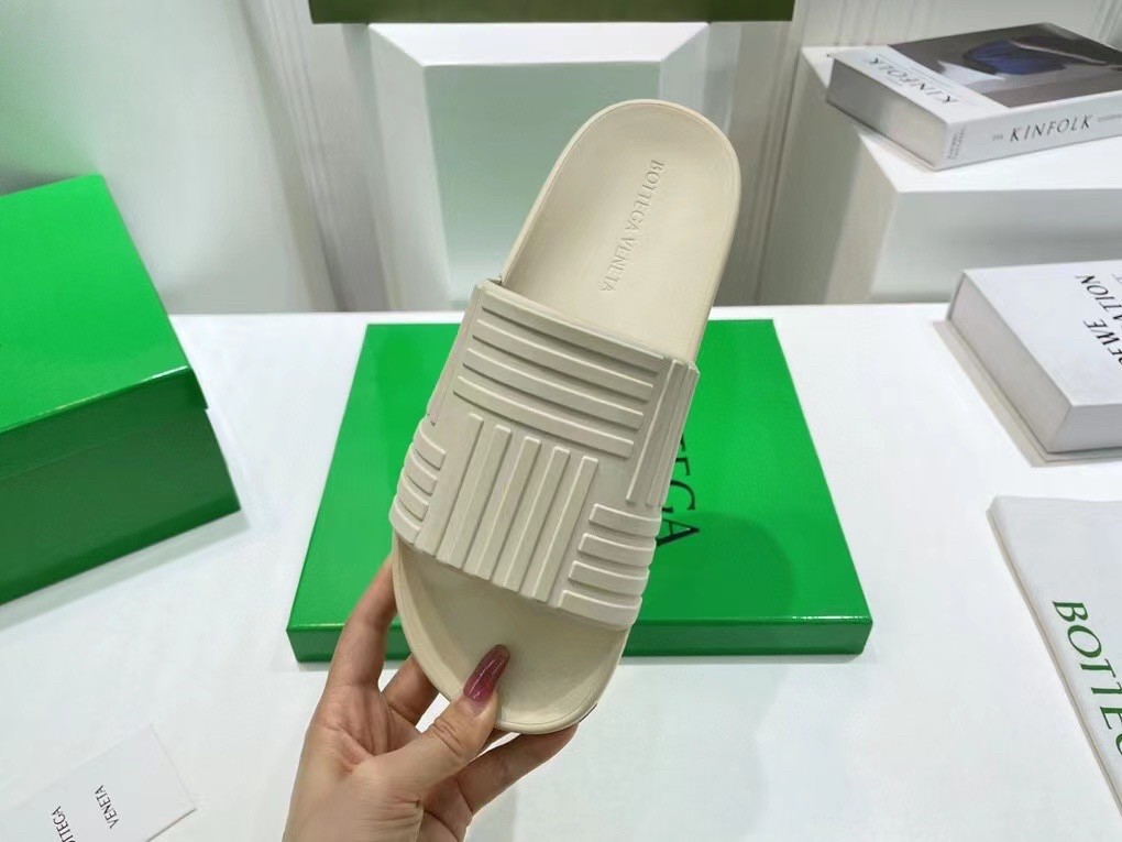 bo*te*ga Ve*ne*ta slider sildes in white rubber