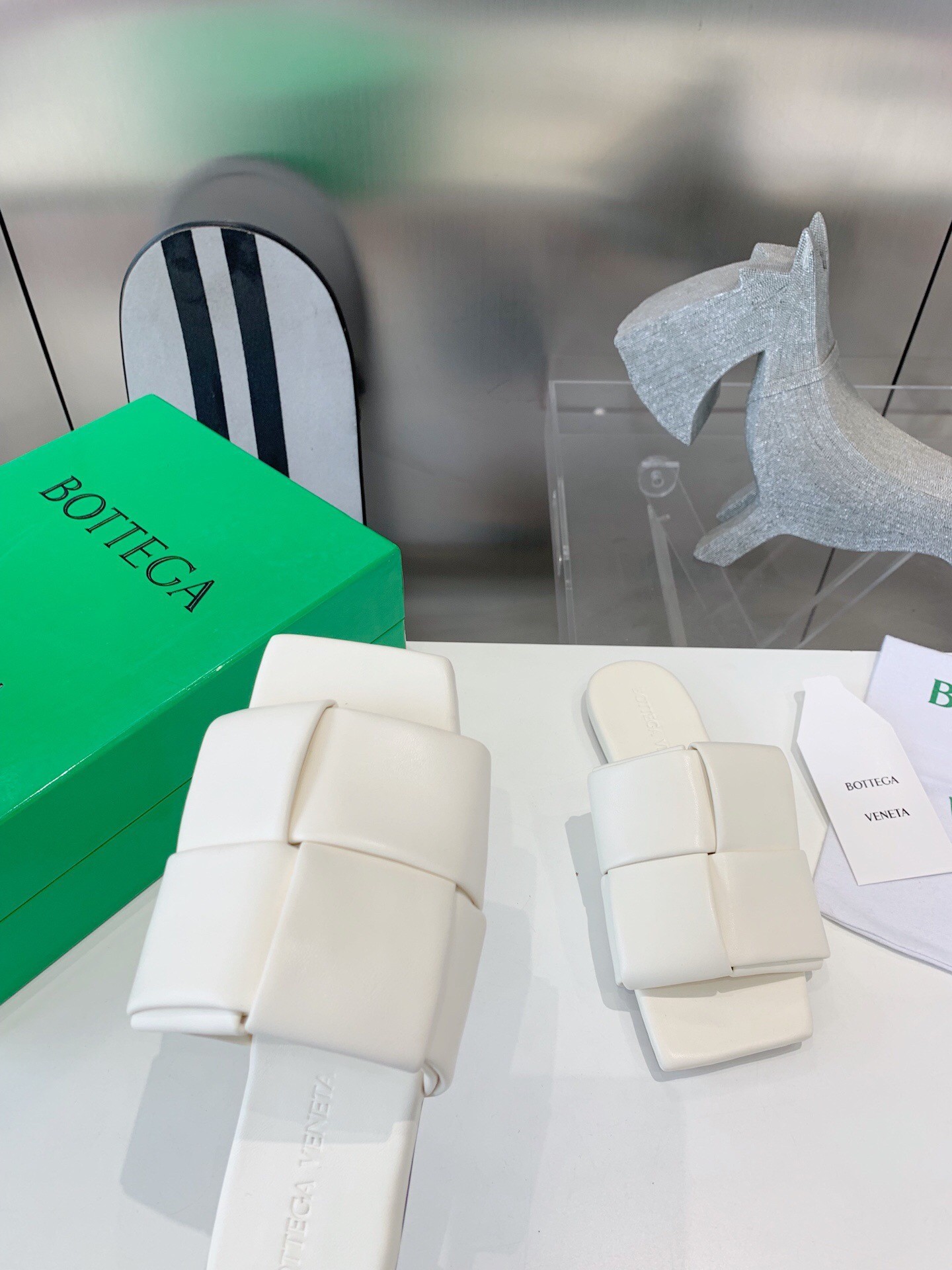 bo*te*ga Ve*ne*ta patch flat slides in white lambskin