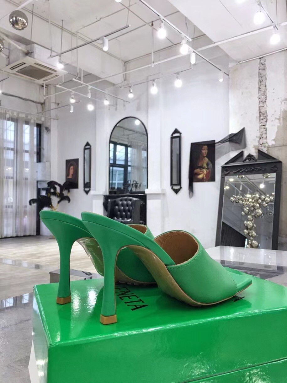 bo*te*ga Ve*ne*ta stretch mules 90mm in green lambskin