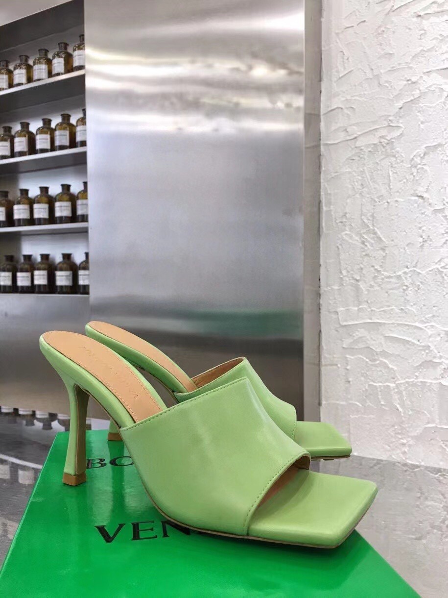 bo*te*ga Ve*ne*ta stretch mules 90mm in pistachio lambskin