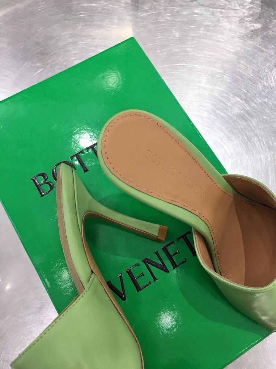 bo*te*ga Ve*ne*ta stretch mules 90mm in pistachio lambskin