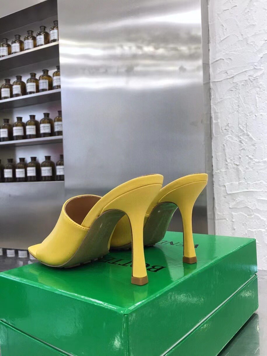 bo*te*ga Ve*ne*ta stretch mules 90mm in yellow lambskin