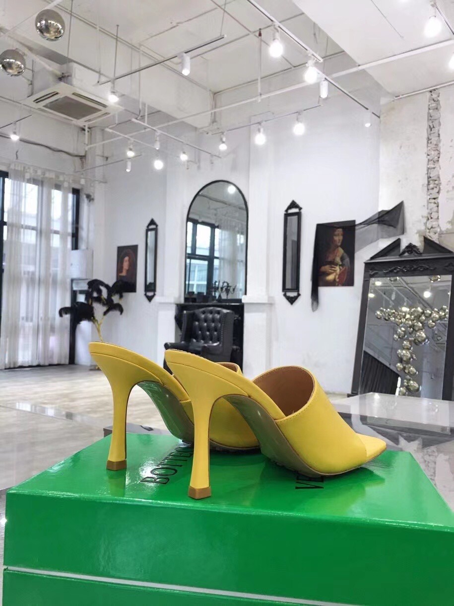 bo*te*ga Ve*ne*ta stretch mules 90mm in yellow lambskin