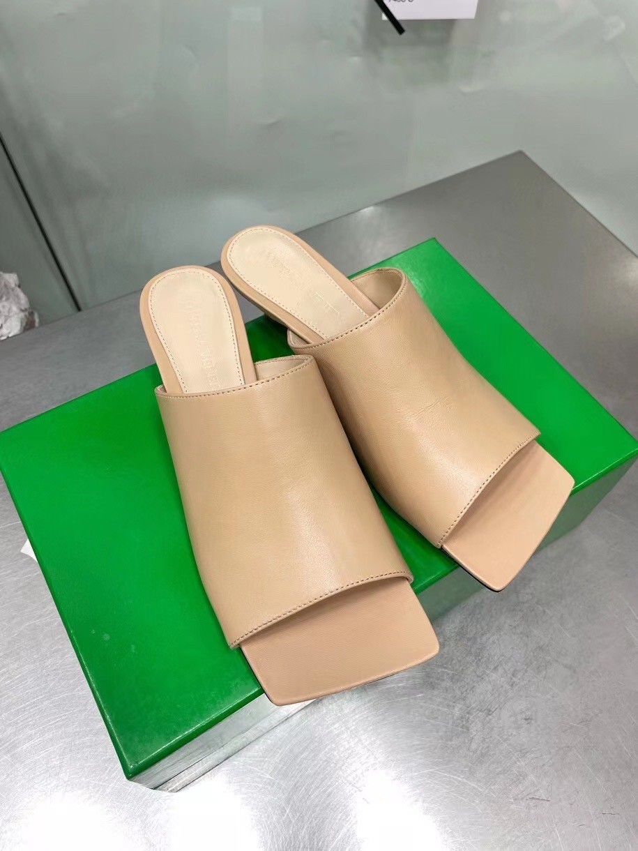 bo*te*ga Ve*ne*ta stretch mules 40mm in beige lambskin