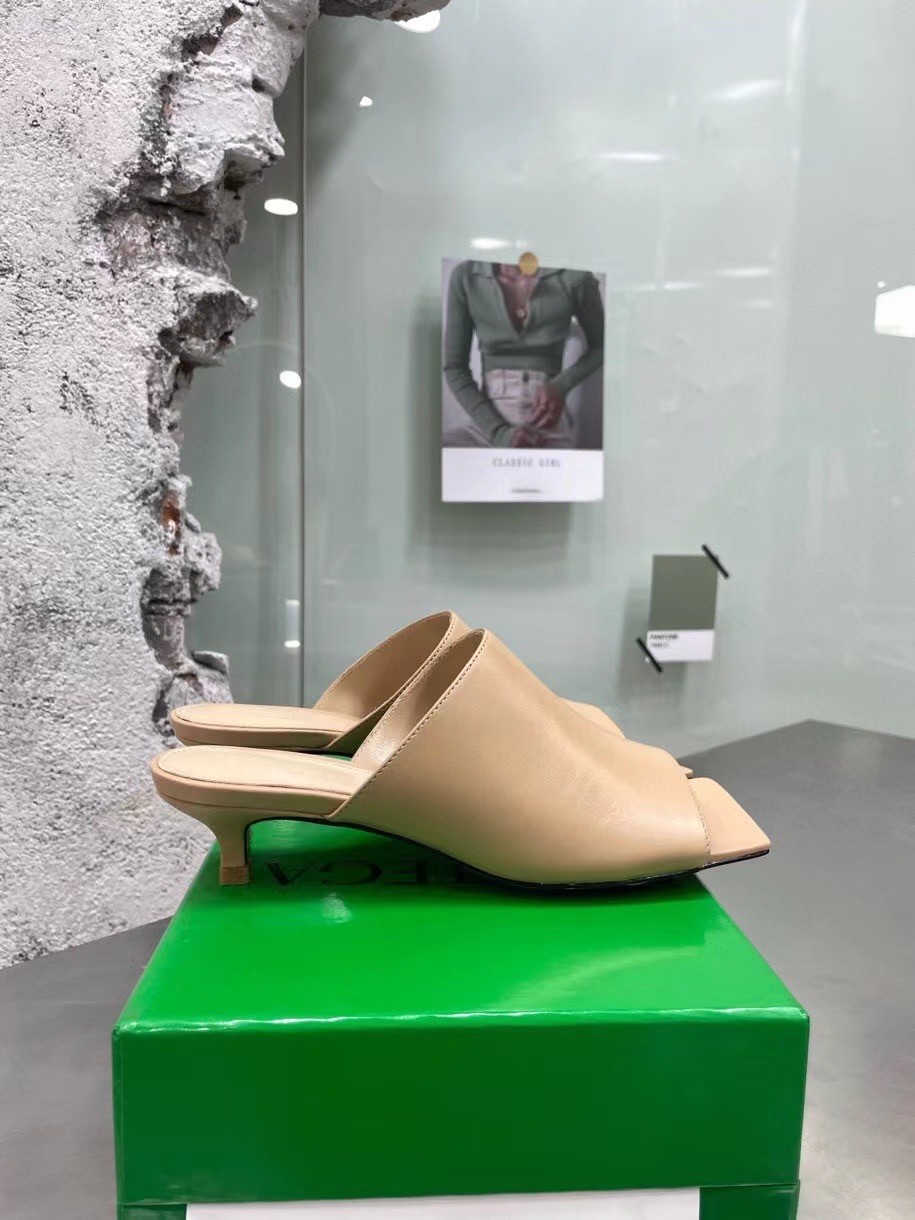bo*te*ga Ve*ne*ta stretch mules 40mm in beige lambskin