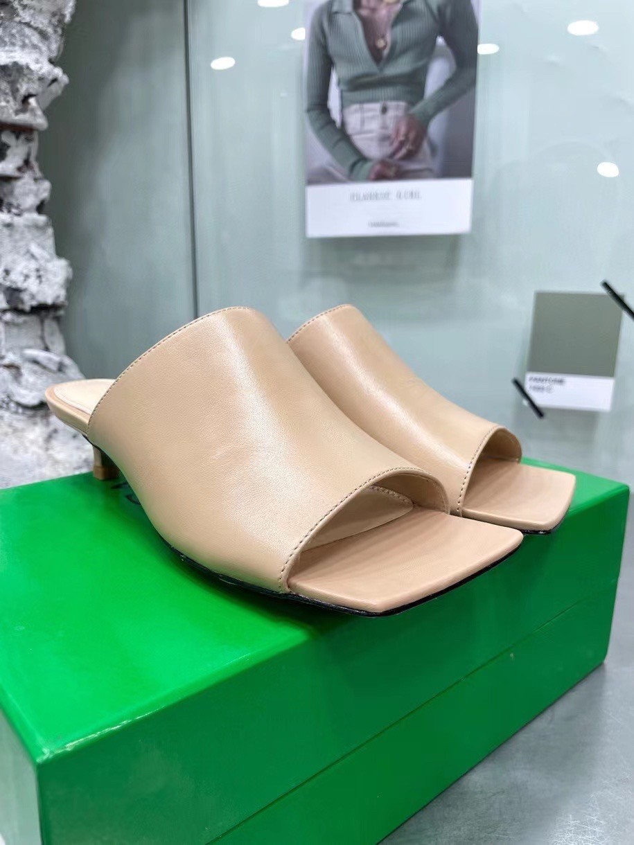 bo*te*ga Ve*ne*ta stretch mules 40mm in beige lambskin