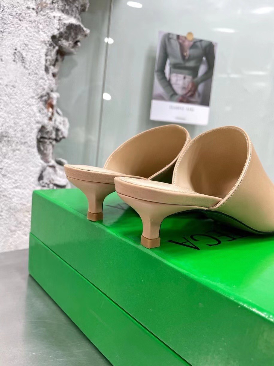 bo*te*ga Ve*ne*ta stretch mules 40mm in beige lambskin