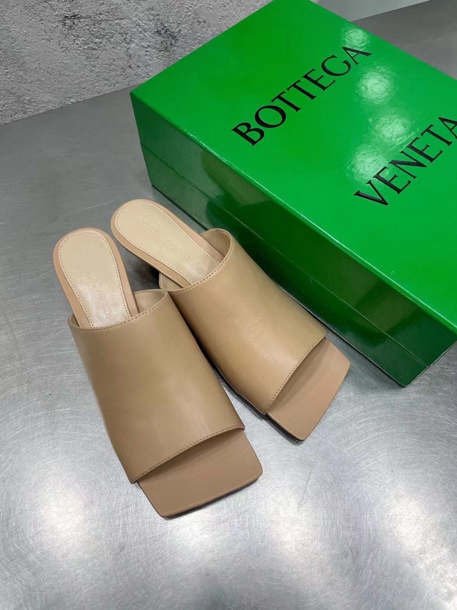bo*te*ga Ve*ne*ta stretch mules 40mm in beige lambskin