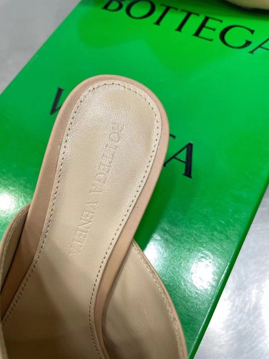 bo*te*ga Ve*ne*ta stretch mules 40mm in beige lambskin