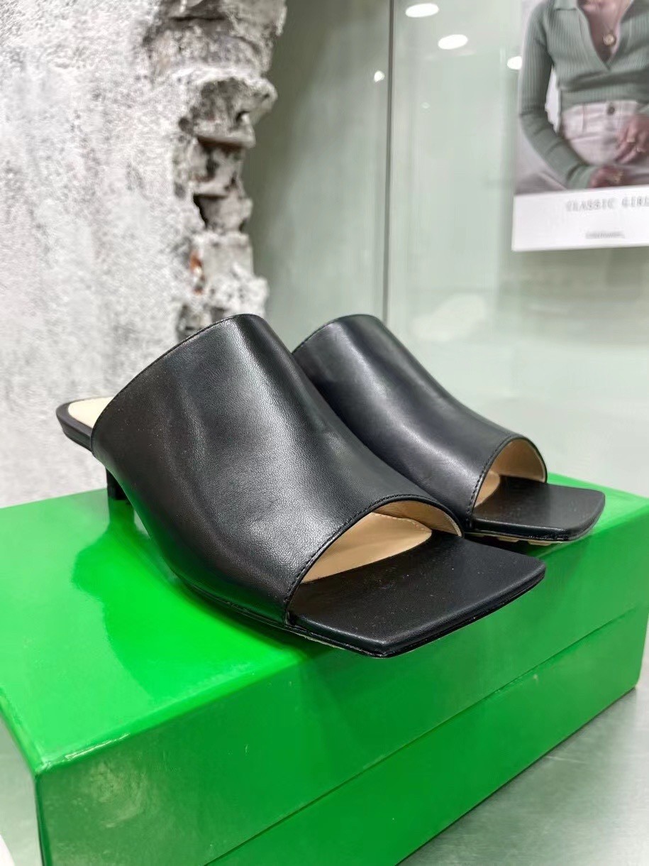 bo*te*ga Ve*ne*ta stretch mules 40mm in black lambskin