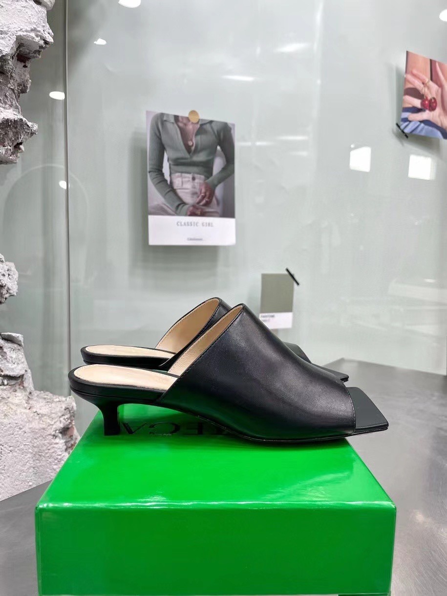 bo*te*ga Ve*ne*ta stretch mules 40mm in black lambskin