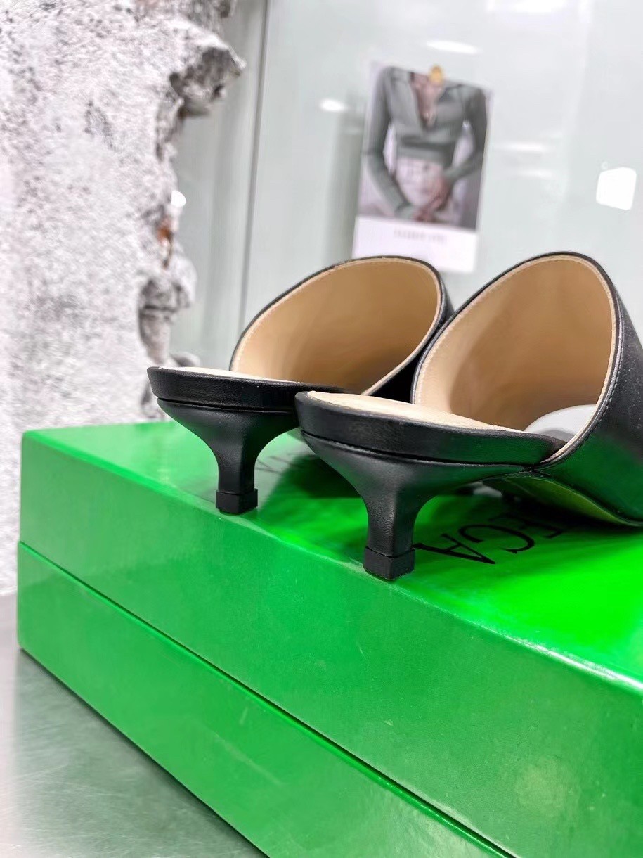 bo*te*ga Ve*ne*ta stretch mules 40mm in black lambskin